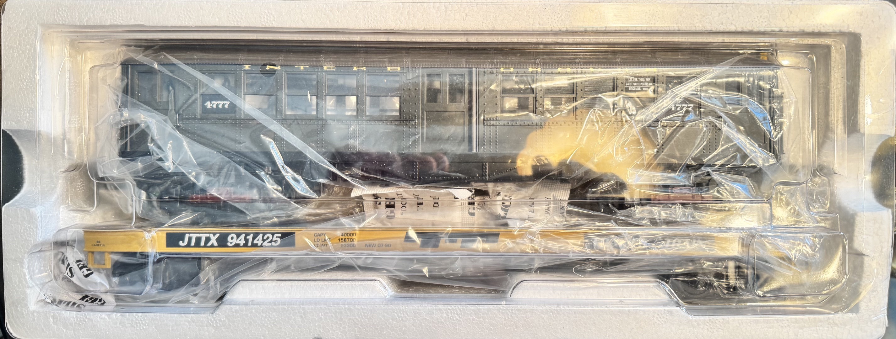 MTH 20-95329 TTX FLAT CAR WITH LoV SUBWAY CAR4.jpeg