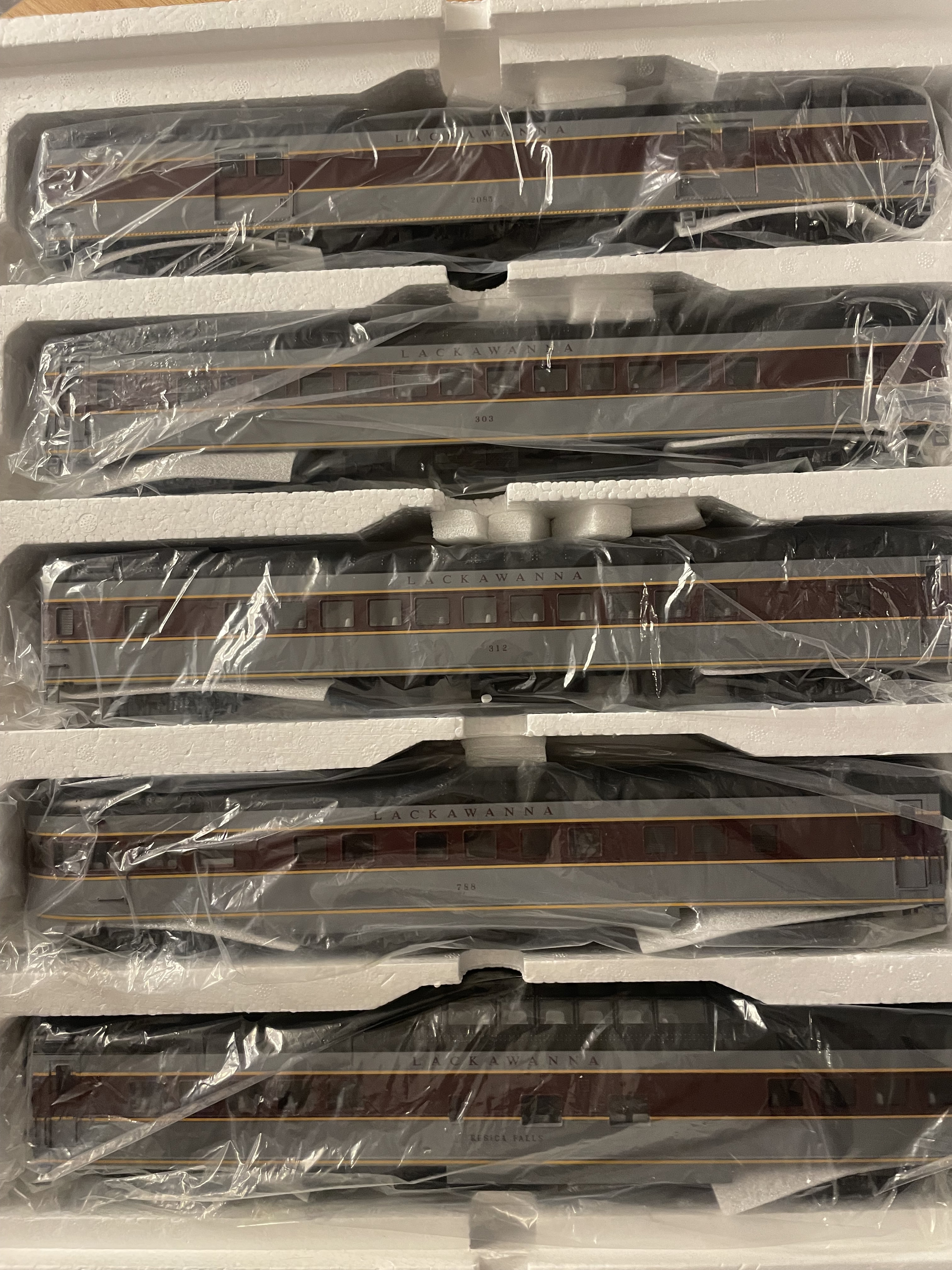 Lackawanna O Scale Premier 70' Streamlined Passenger Car (Smooth Sided)